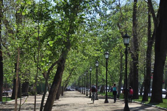 Caminhando pelo Parque Forestal, em Santiago, capital do Chile